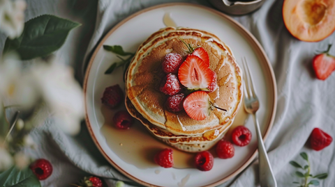 Vegane Mølk Barista Hafermilch-Pfannkuchen mit Beeren und Ahornsirup